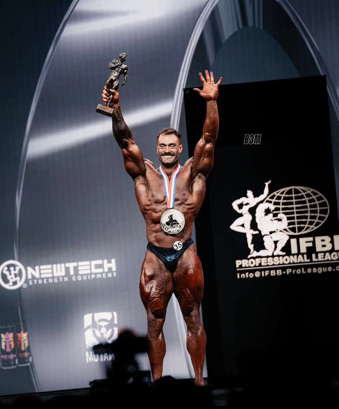 Chris Bumstead Saç Ekimi İçin Now Hair Time'ı Tercih Etti